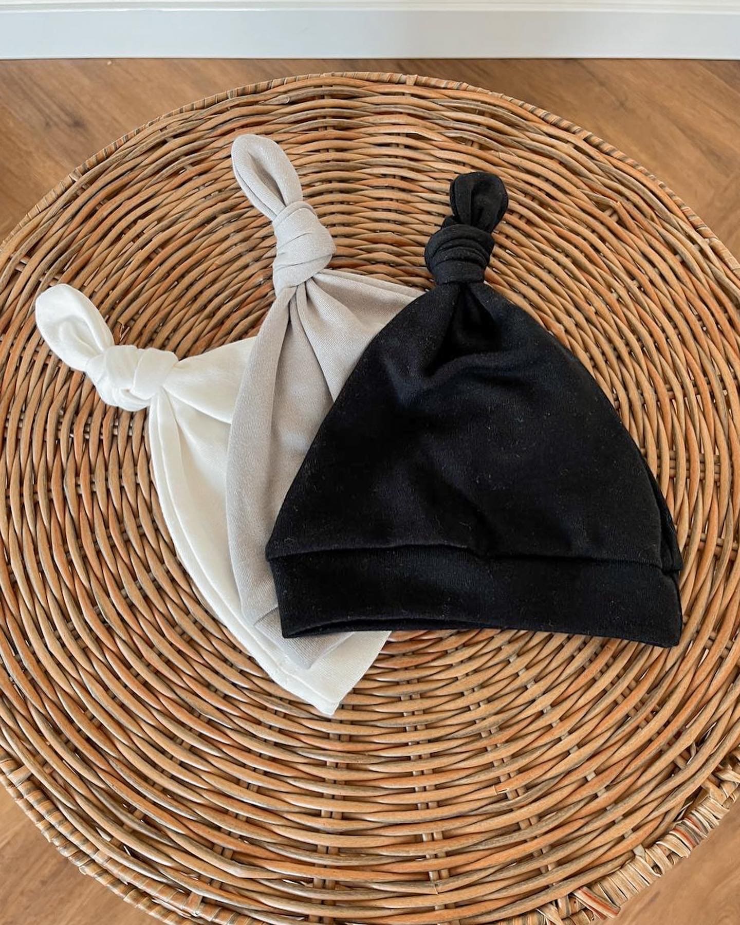 Bonnet de bébé avec nœud