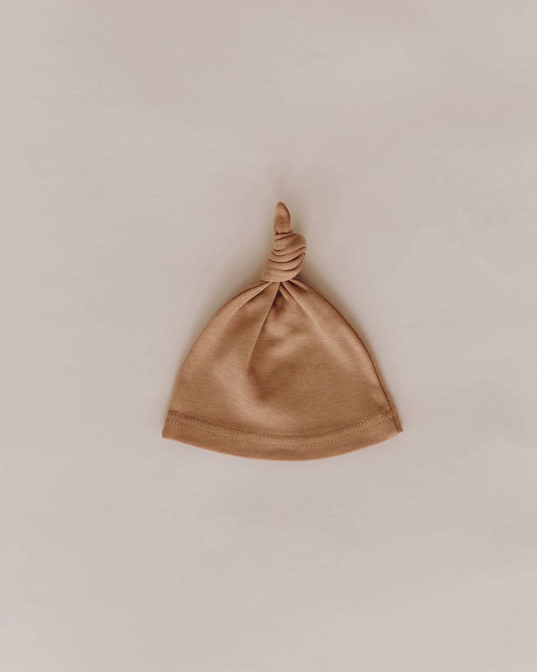 Bonnet de bébé avec nœud