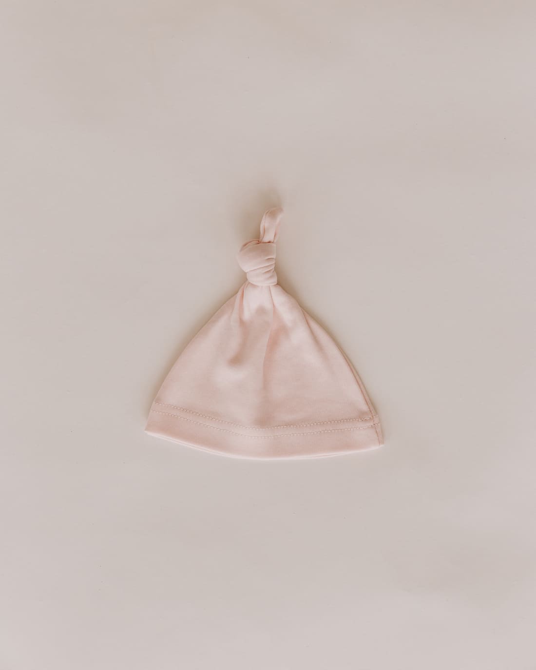 Bonnet de bébé avec nœud