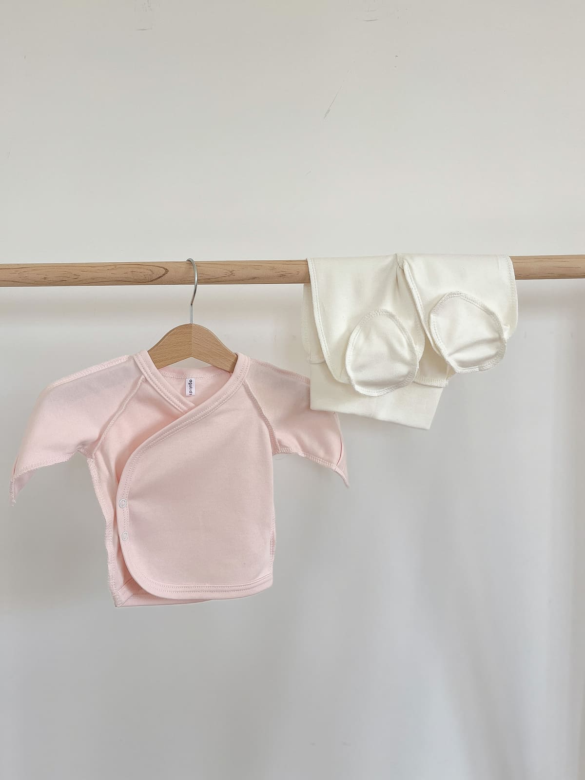 Сорочка для новонароджених (шви назовні та антицарапки) - Світло рожевий - Agukids